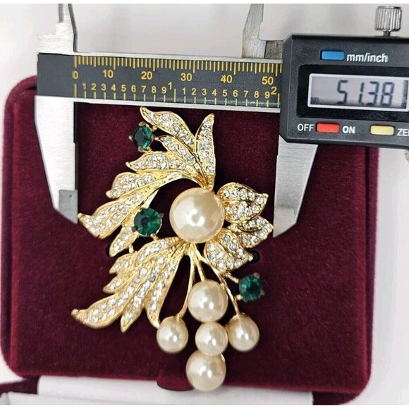 Camrose & Kross Jacqueline Kennedy Pin Brooch Faux Emerald, Pearl & Crystals - Picture 9 of 12